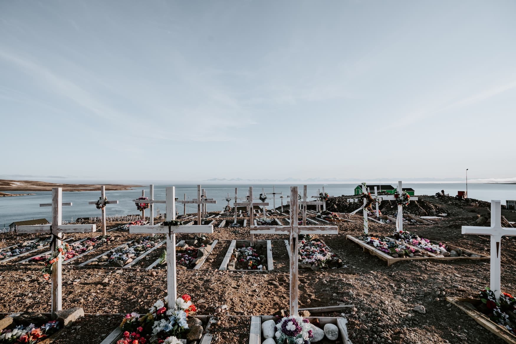 Kreuze zieren einen Friedhof in Grönland