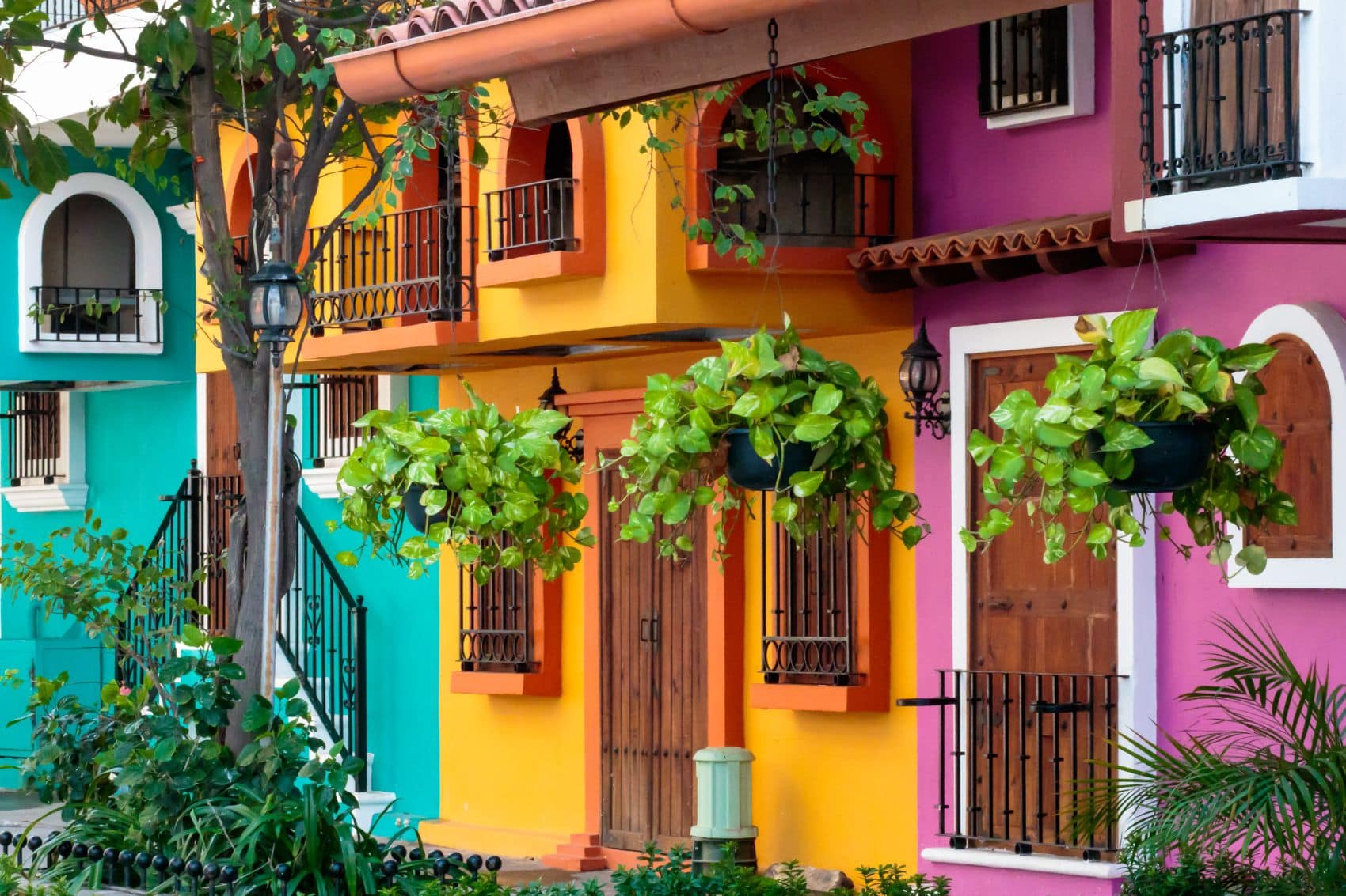 Bunt bemalte Häuser in der Altstadt von Puerto Vallarta in Mexiko
