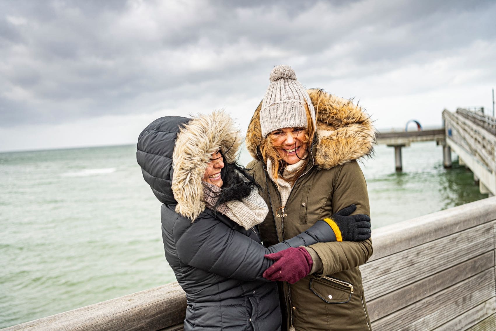 Zwei Frauen im Winter an der Ostseeküste in Schleswig-Holstein 