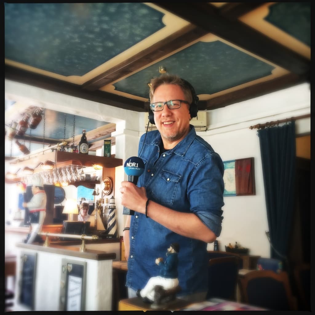 Jan Malte Andresen kellnert in Büsum für eine Radiosendung