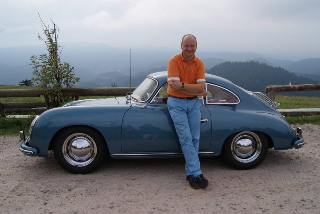 Mit dem Porsche unterwegs in den Weinbergen: Der Besitzer des Hotel Ritter Durbach, Dominik Müller, bietet den Gästen schnittige Ausflugs-Gefährten