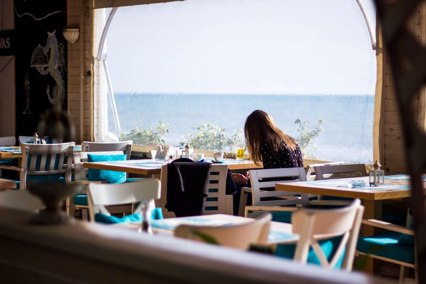 Frau sitzt allein im Restaurant