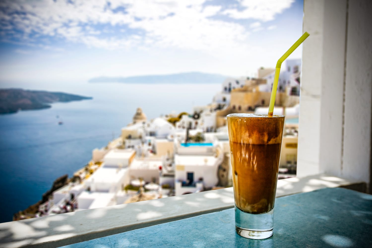 Griechischer Eiskaffee vor der Kulisse Santorinis