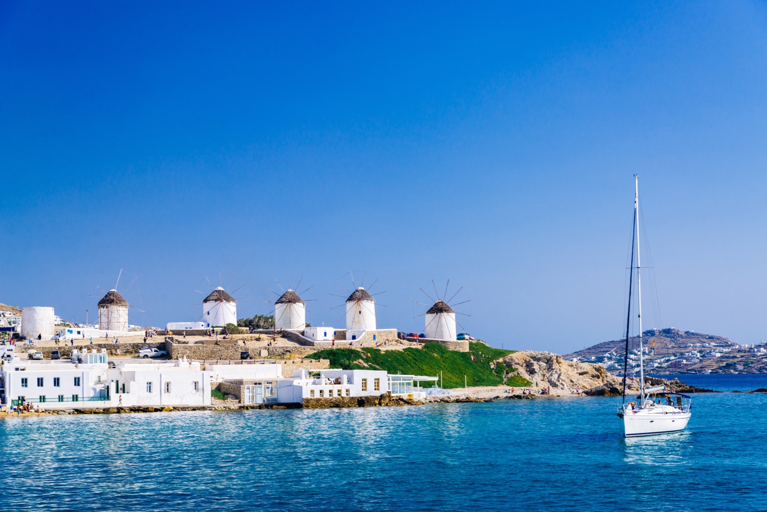 Segelboot vor der Küste von Mykonos
