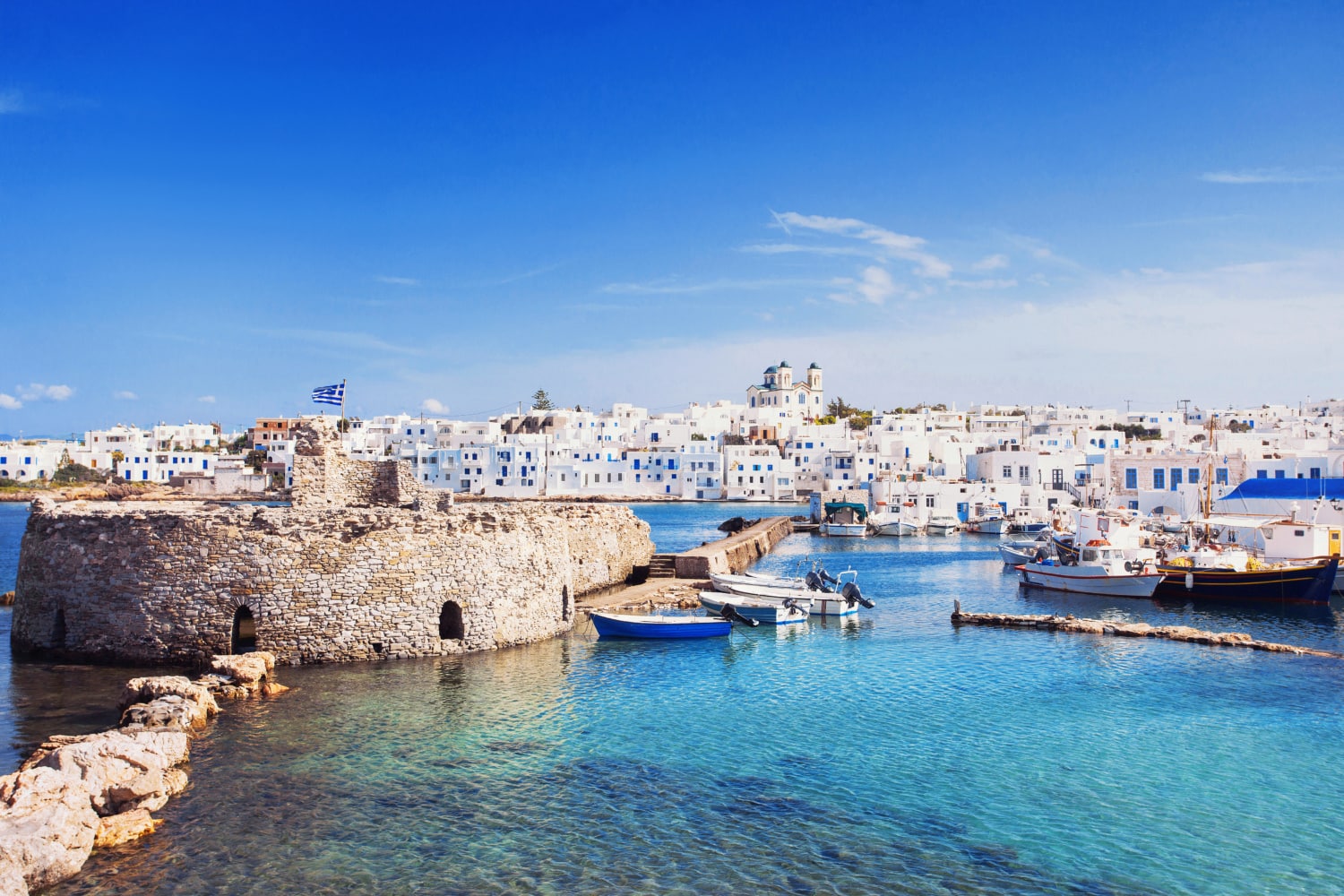 Malerischer Hafen auf Paros