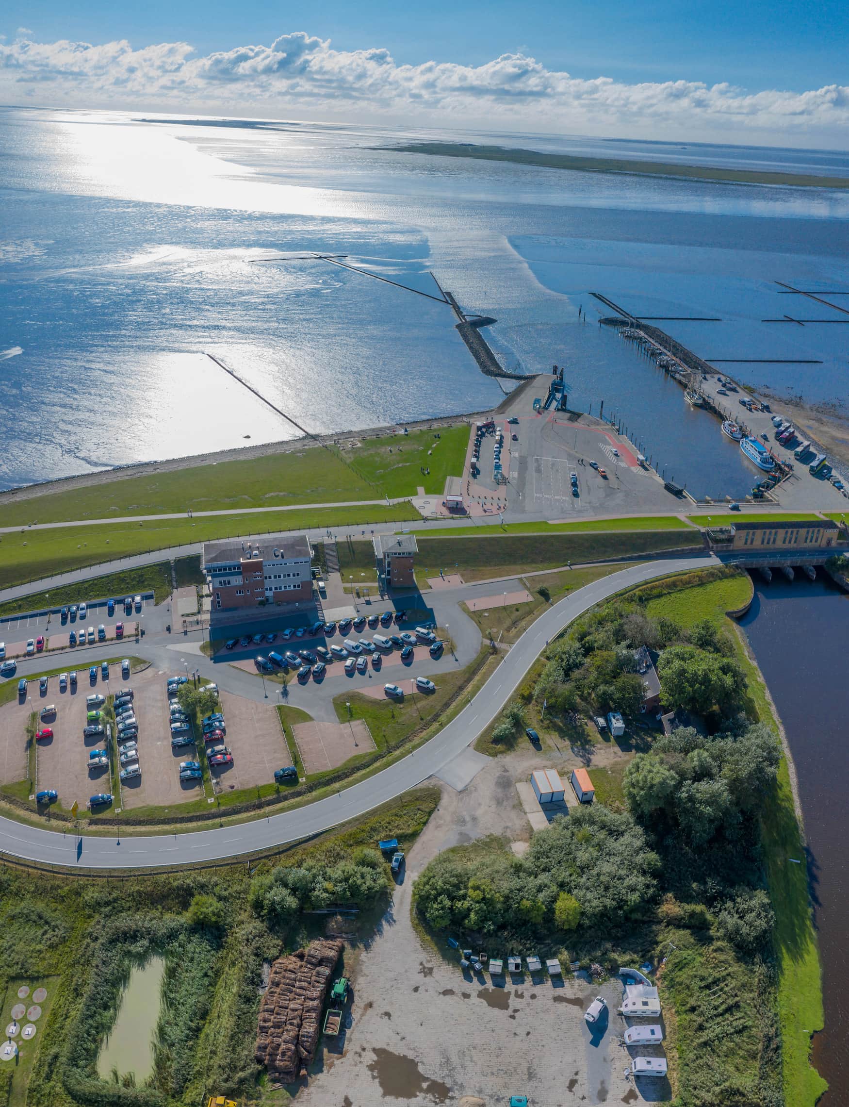 Luftseilblick auf den Hafen von Schlüttsiel, Ausgangspunkt für die Fähre zu den Inseln, Halligen von Hooge und Langeneß.