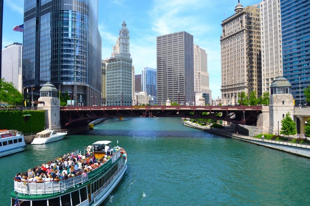 Rundreise durch Illinois: Ein Boot mit Touristen fährt auf dem Chicago Rviers. 