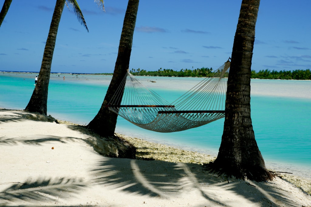 Hängematte am Strand auf den Cookinseln