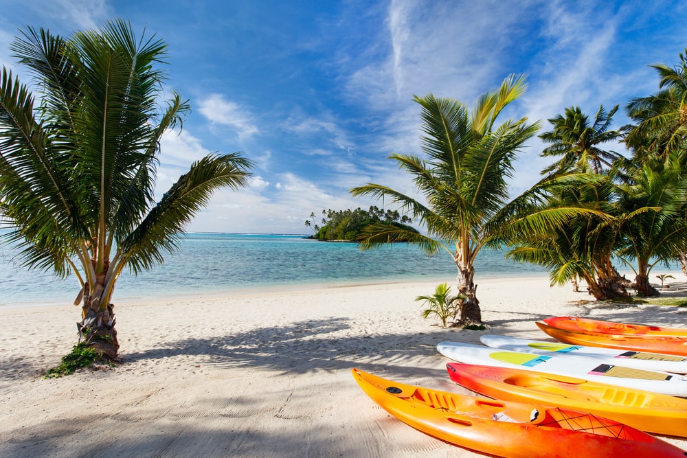 Kayaks am Strand auf den Cookinseln