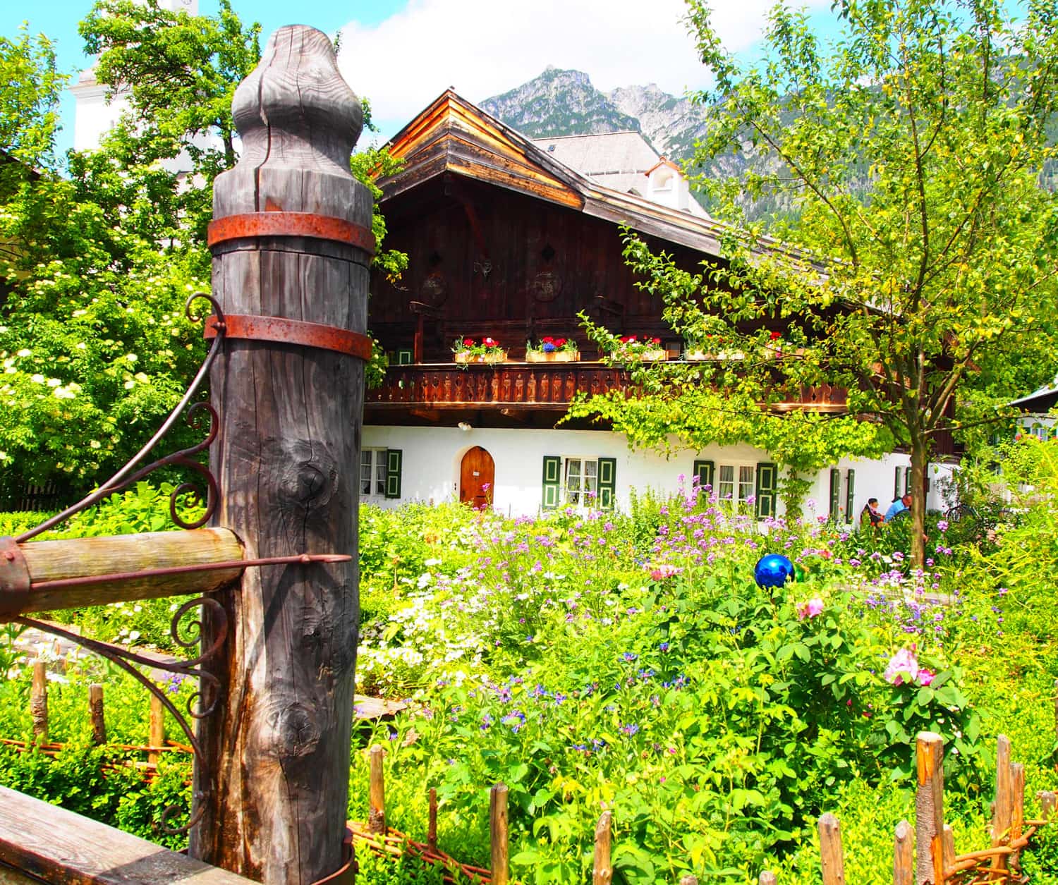 Urige Häuser in Garmisch-Patenkrichen auf der Kräuterwanderung