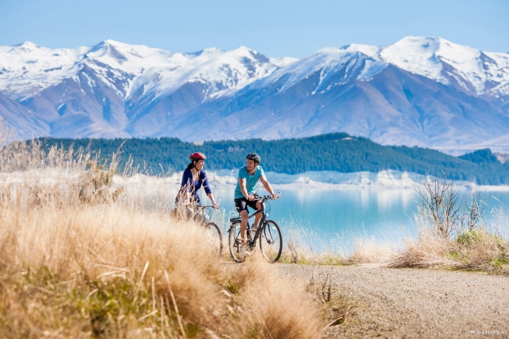 Fahrradfahrer am Lake Pukaki in Neuseeland