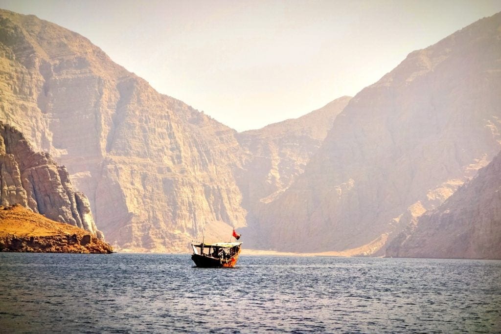 Boot auf dem Wasser auf der Musandam-Halbinsel im Oman