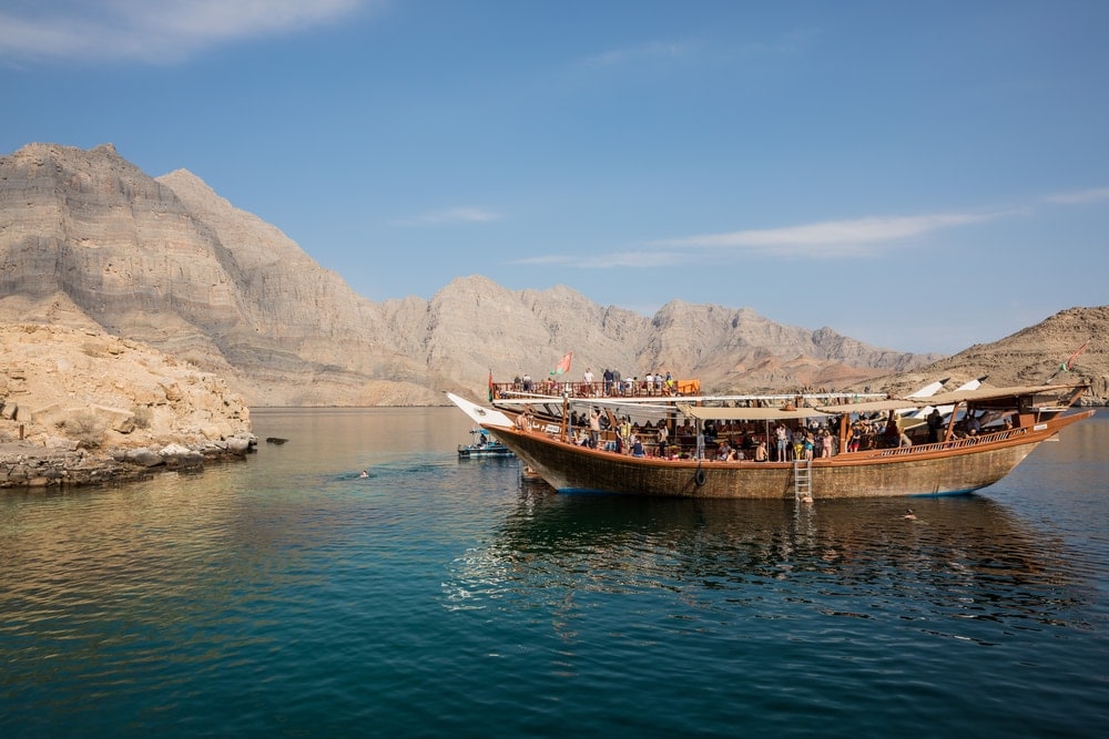 Orte zum Abkühlen im Oman: Touristenboot auf der Musandam-Halbinsel im Oman