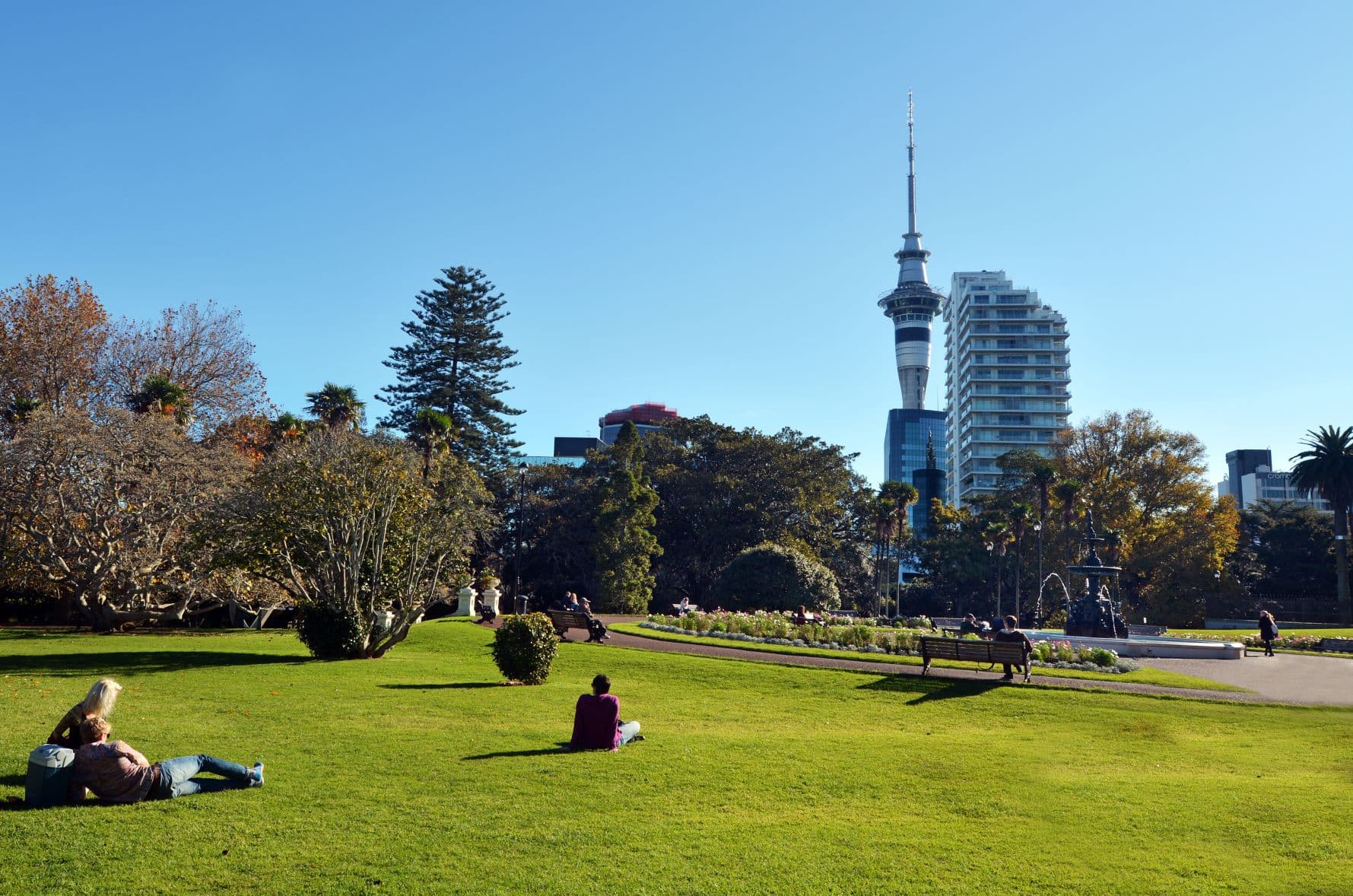 Besucher auf Wiese im Albert Park, Auckland