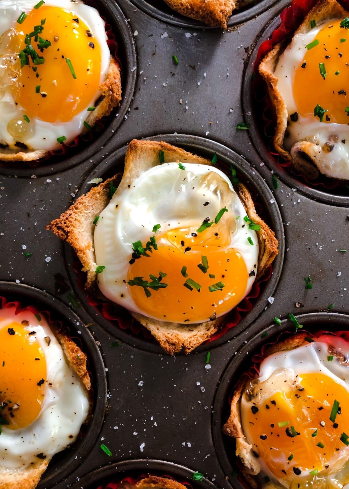 Mehrere Egg Benedict auf Teller