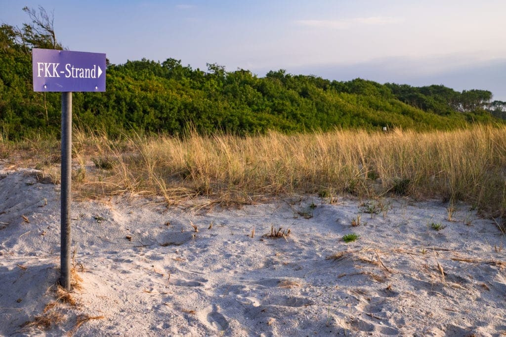 FKK-Liebhaber: Zum Strand, hier lang