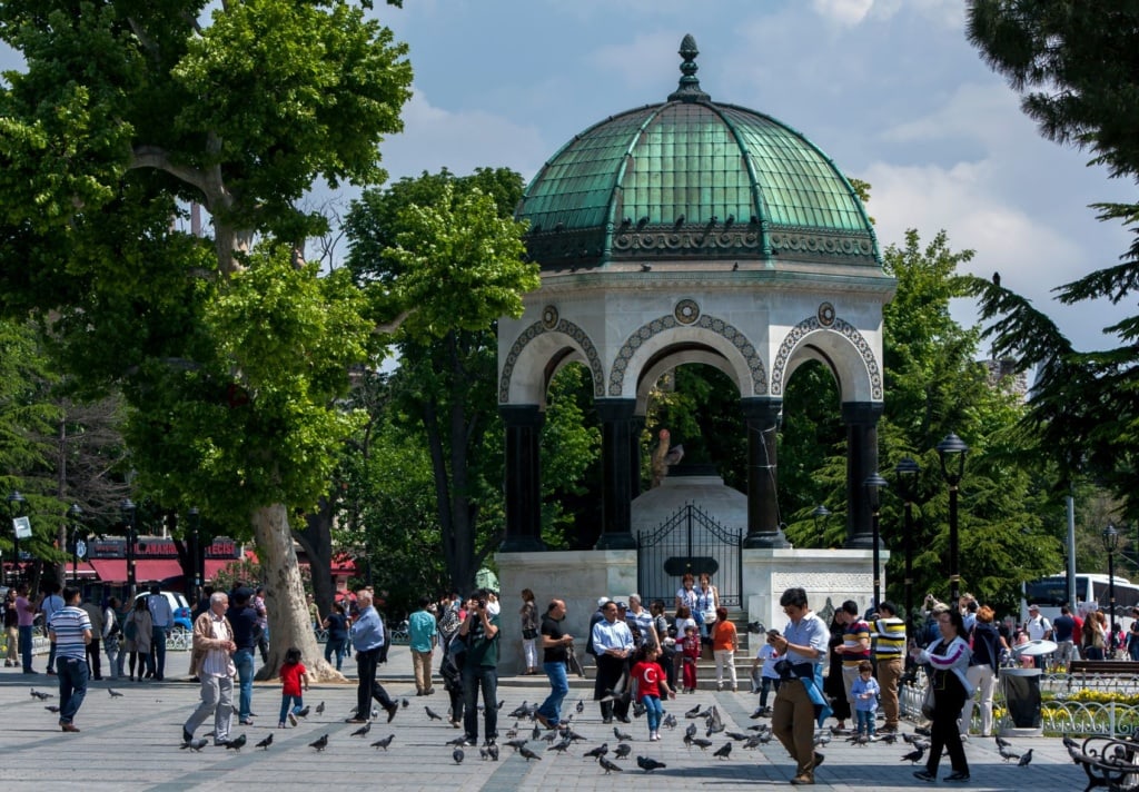 Kaiser-Wilhelm-Brunnen in Istanbul mit Touristen
