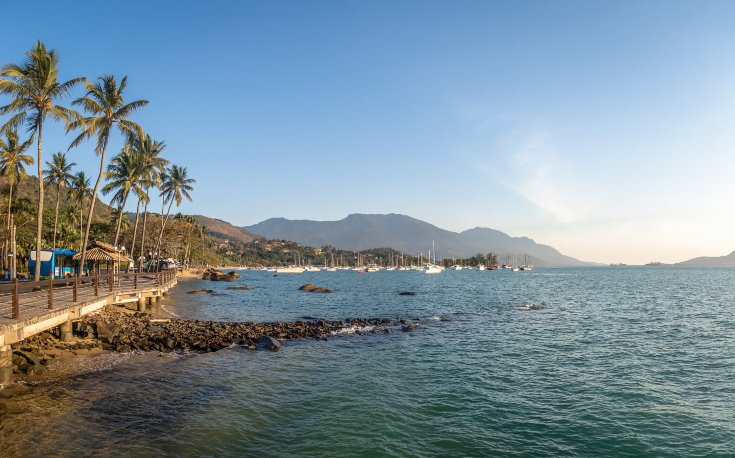 Küstenlinie bei der Dämmerung auf der Ilhabela in brasilien