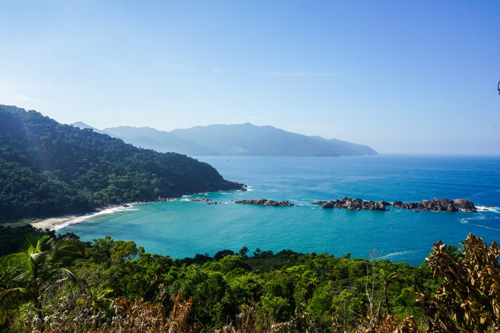 Blick über die Küste der Ilhabela in Brasilien