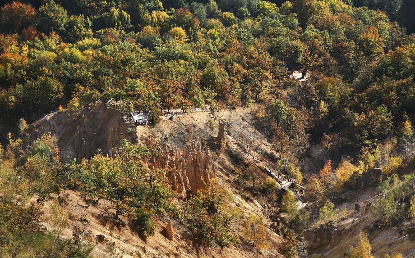 Die Teufelsformation im Radan-Gebirge aus der Vogelperspektive