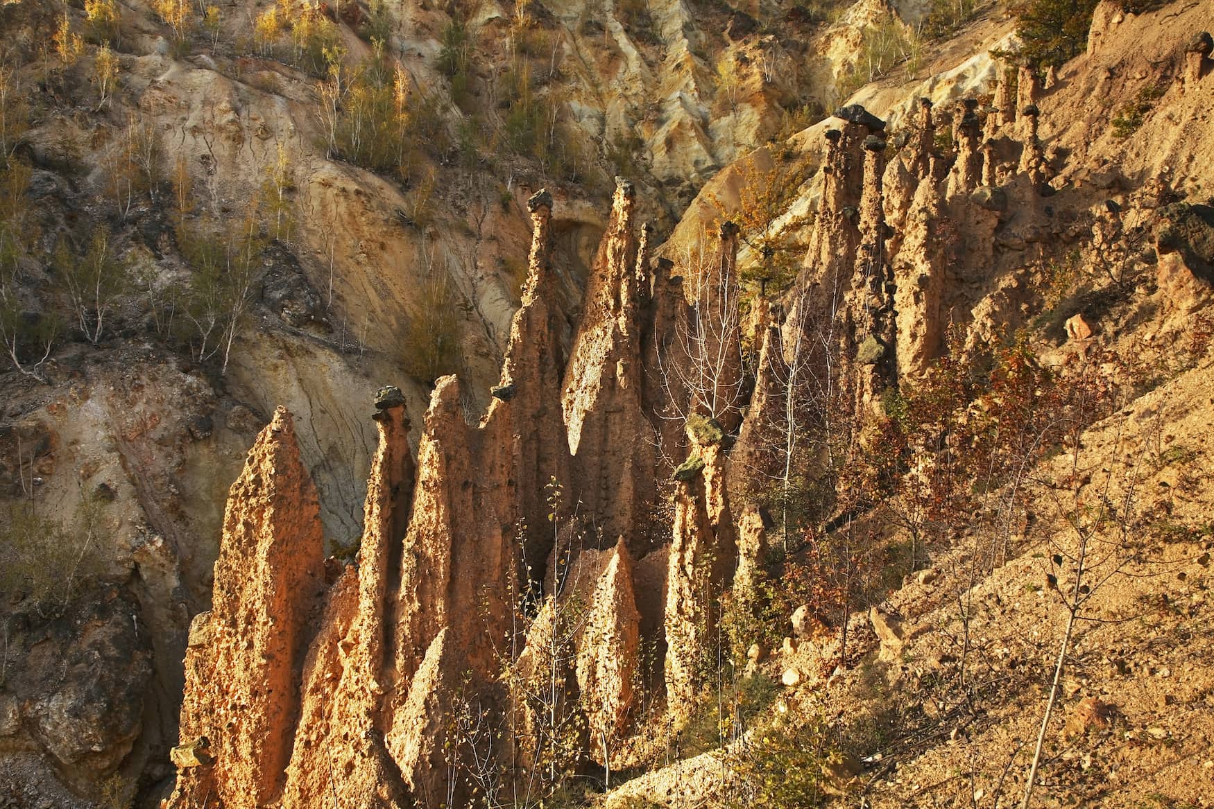Die rötlichen Felsformationen im Radan-Gebirge