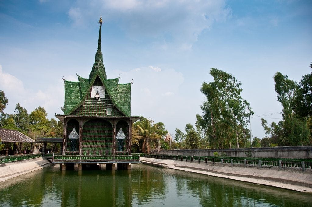 Tempel aus Millionen von Flaschen in Thailand.