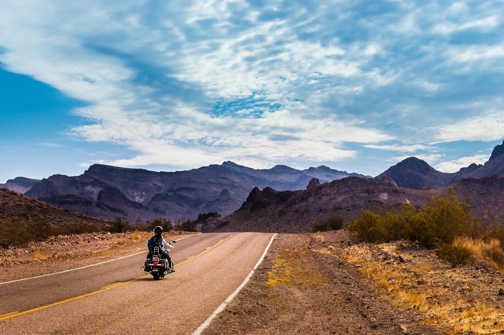 Ein einsamer Biker düst gen Oatman auf der Route 66 in Arizona.