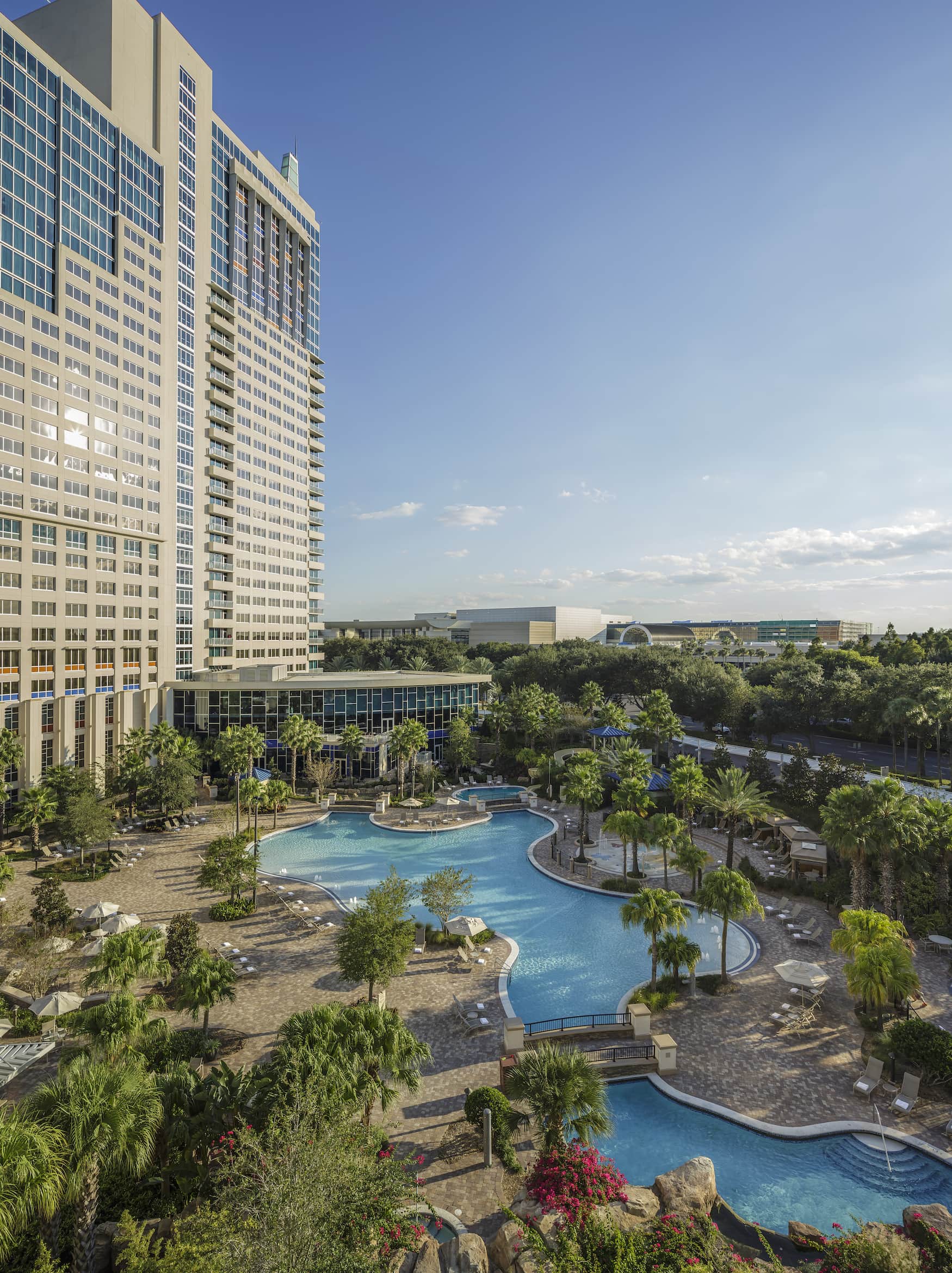 Außenfassade des Hyatt Regency Orlando mit Poolanlage
