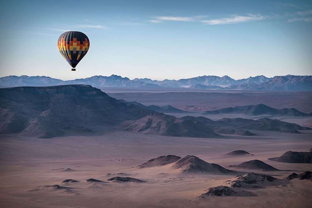 Ballon über die Wüste in Namibia