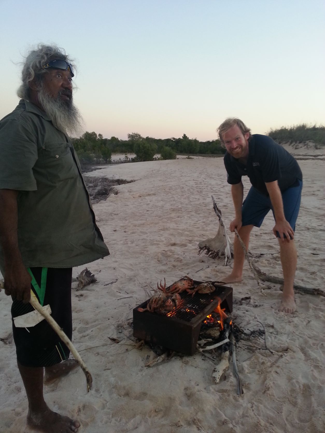 Tourorganisator Brian Lee am Strand mit Lagerfeuer 