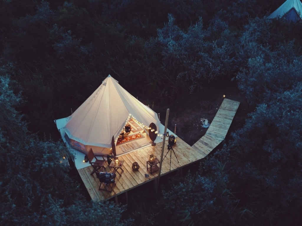 Glampingzelt am Abend aus der Vogelperspektive