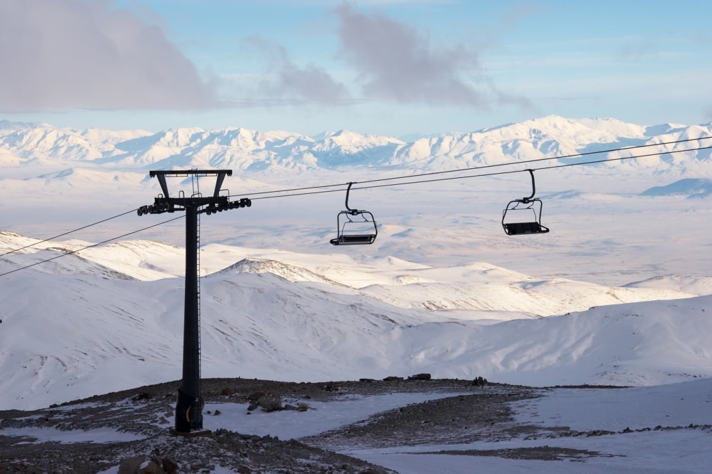 Die Region Kayseri in der Türkei liegt zwischen schneebedeckten Bergen und Sümpfen.