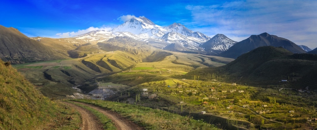 Die Region Kayseri in der Türkei liegt zwischen schneebedeckten Bergen und Sümpfen.