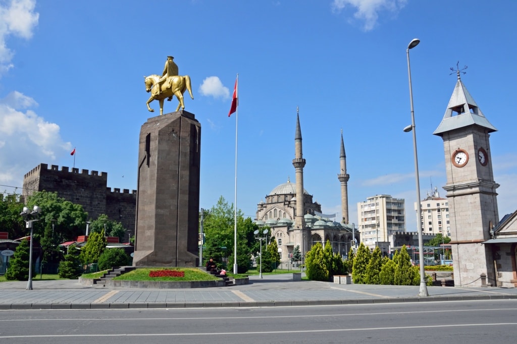 Die Region Kayseri in der Türkei liegt zwischen schneebedeckten Bergen und Sümpfen.