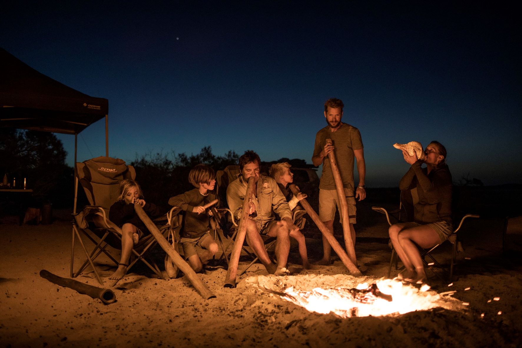 Familie am Strand am Lagerfeuer 