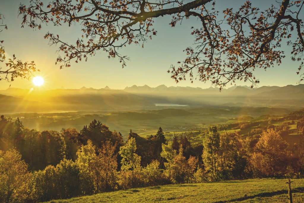 Sicht von der Buetschelegg auf die Berner Alpen und den Thunersee im Herbst