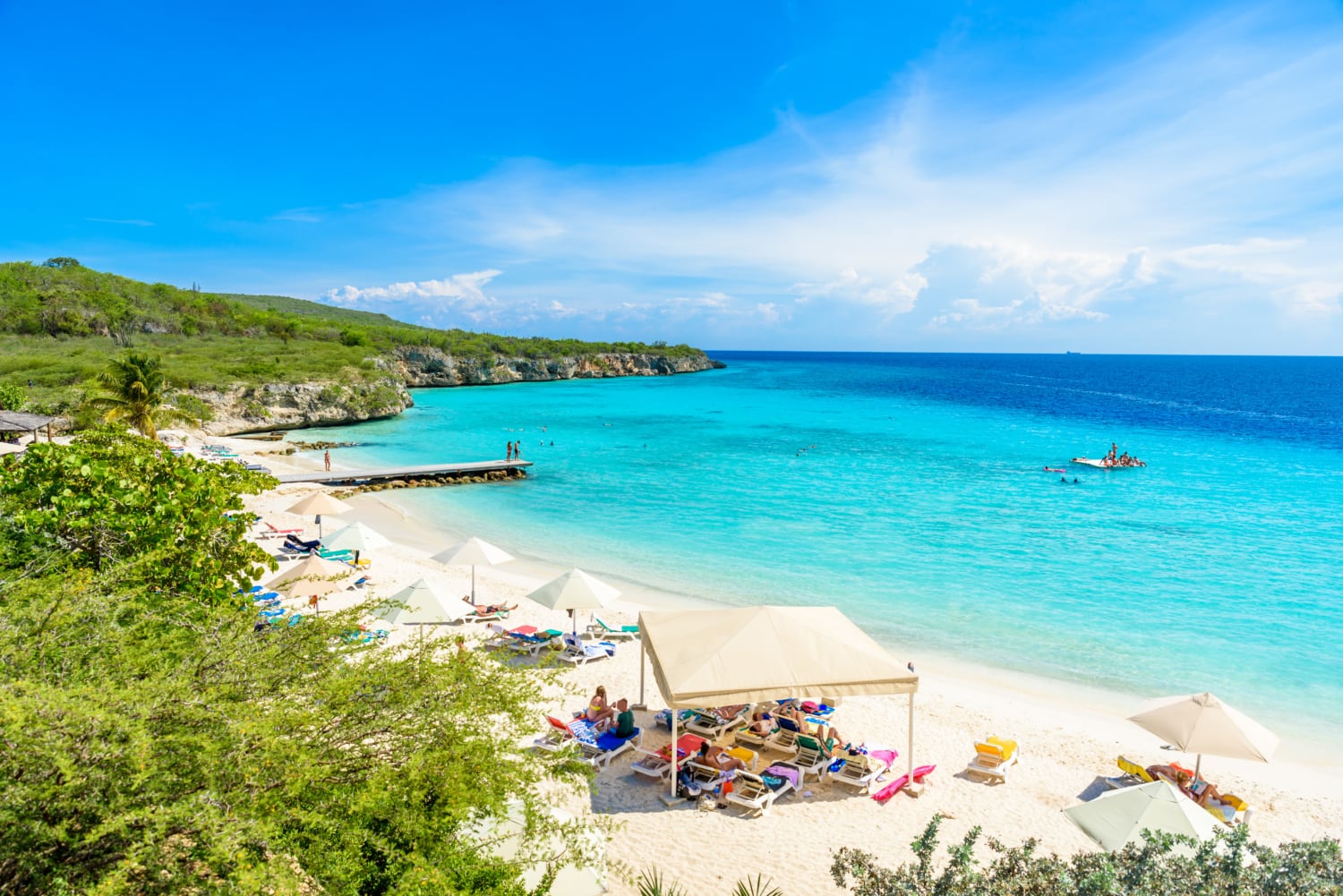 Weißer Sandstrand und strahlendes türkisfarbenes Wasser auf Curacao