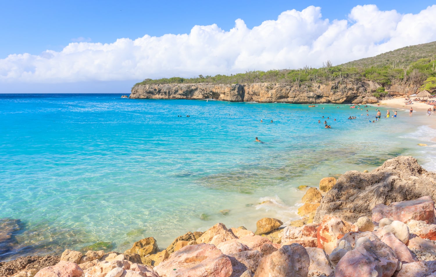 Strahlend blaues Wasser vor der Küste Curacaos