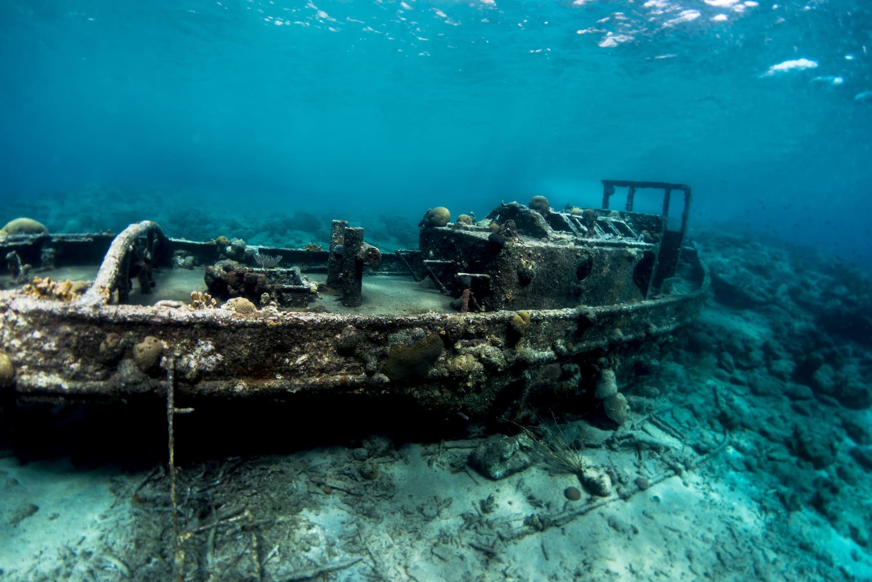 Schiffswrack unter Wasser vor Curacao in der Karibik