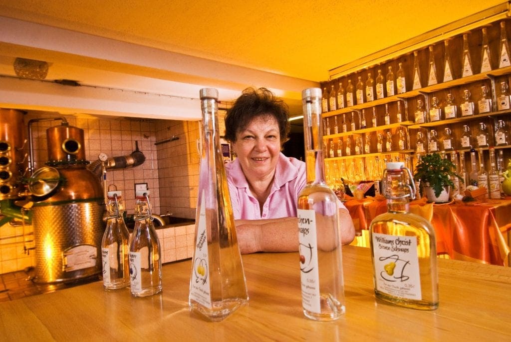 Frau in einer Brennerei in der Fränkischen Schweiz