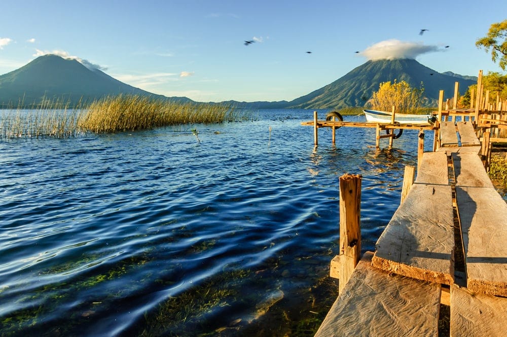 Blick auf den Atitlan-See in Guatemala