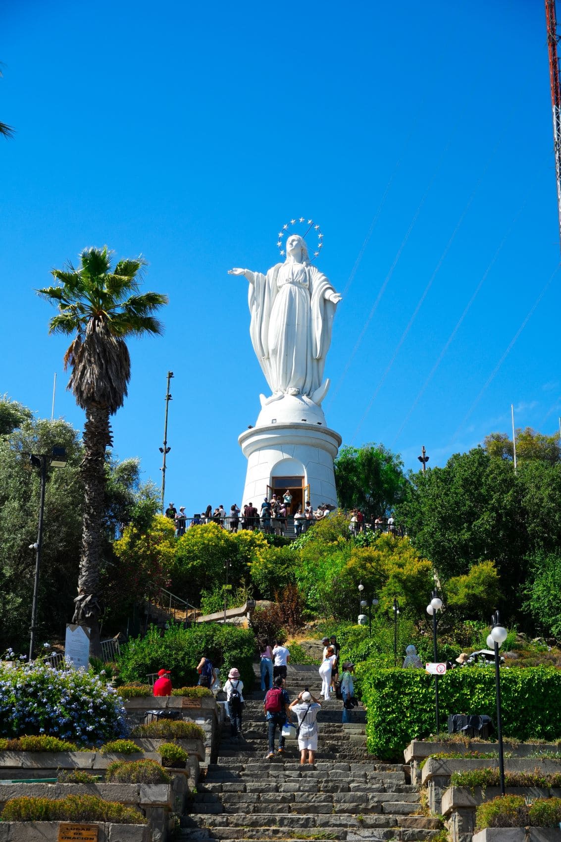 Besucher vor Marienstatue in Santiago de Chile