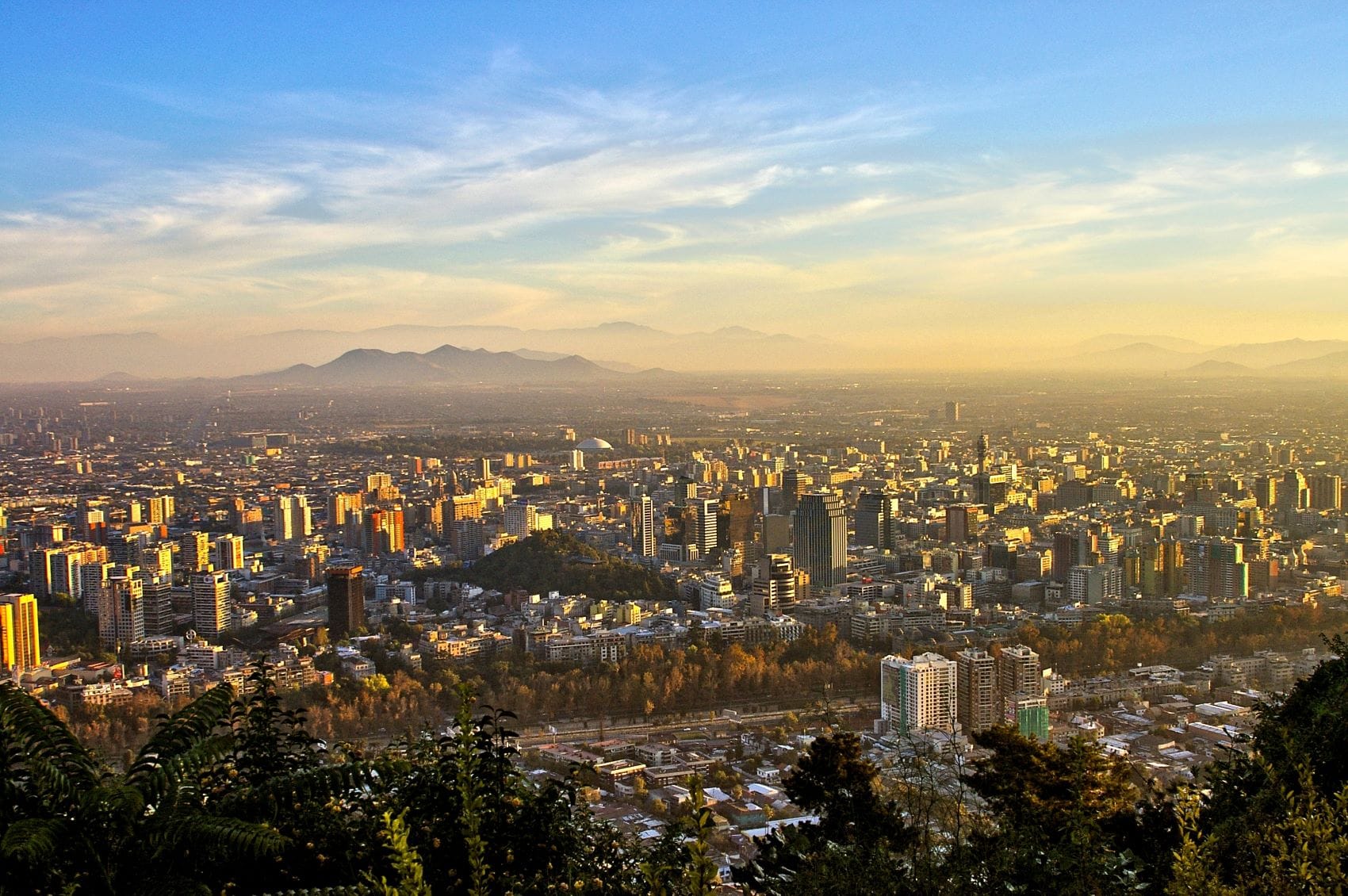 Aussicht auf Santiago de Chile, fotografiert vom Berg Cerro San Cristóbal