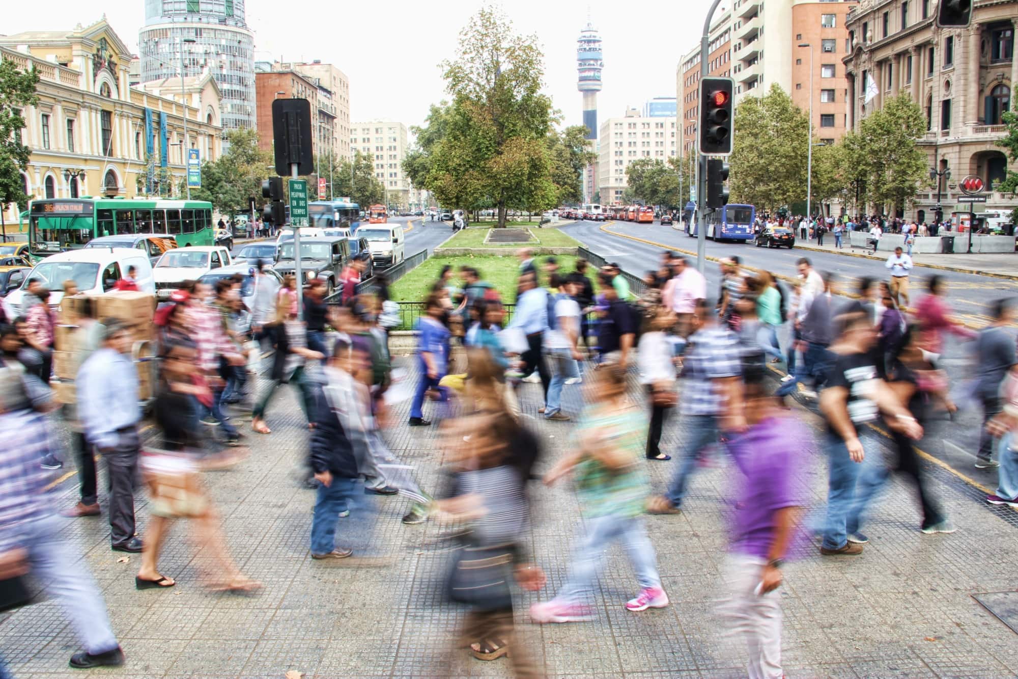 Menschen laufen durcheinander auf den Straßen von Santiago de Chile