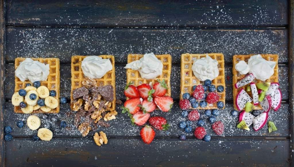 Fünf Waffeln mit Früchten und Sahne