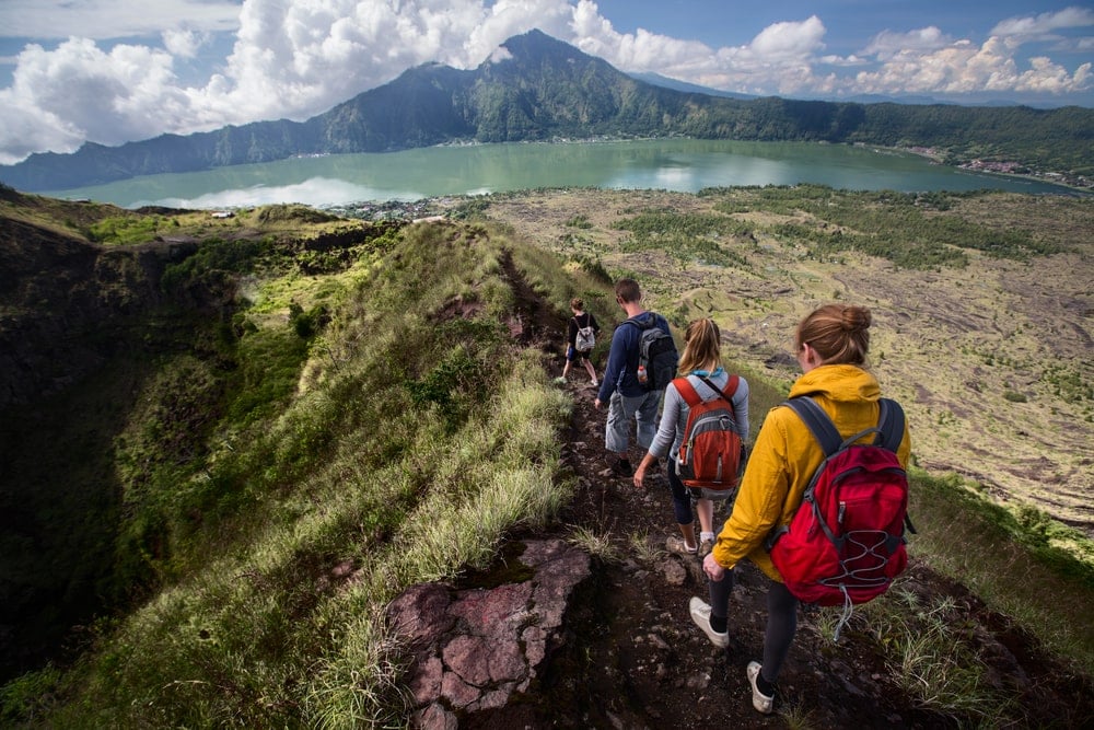Wandergruppe auf dem Weg zum Batursee auf Bali
