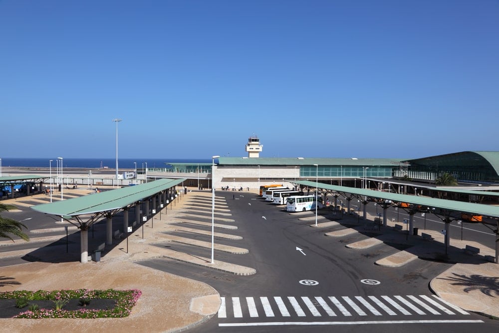 Bushaltestellen am Flughafen Fuerteventura aus der Vogelperspektive