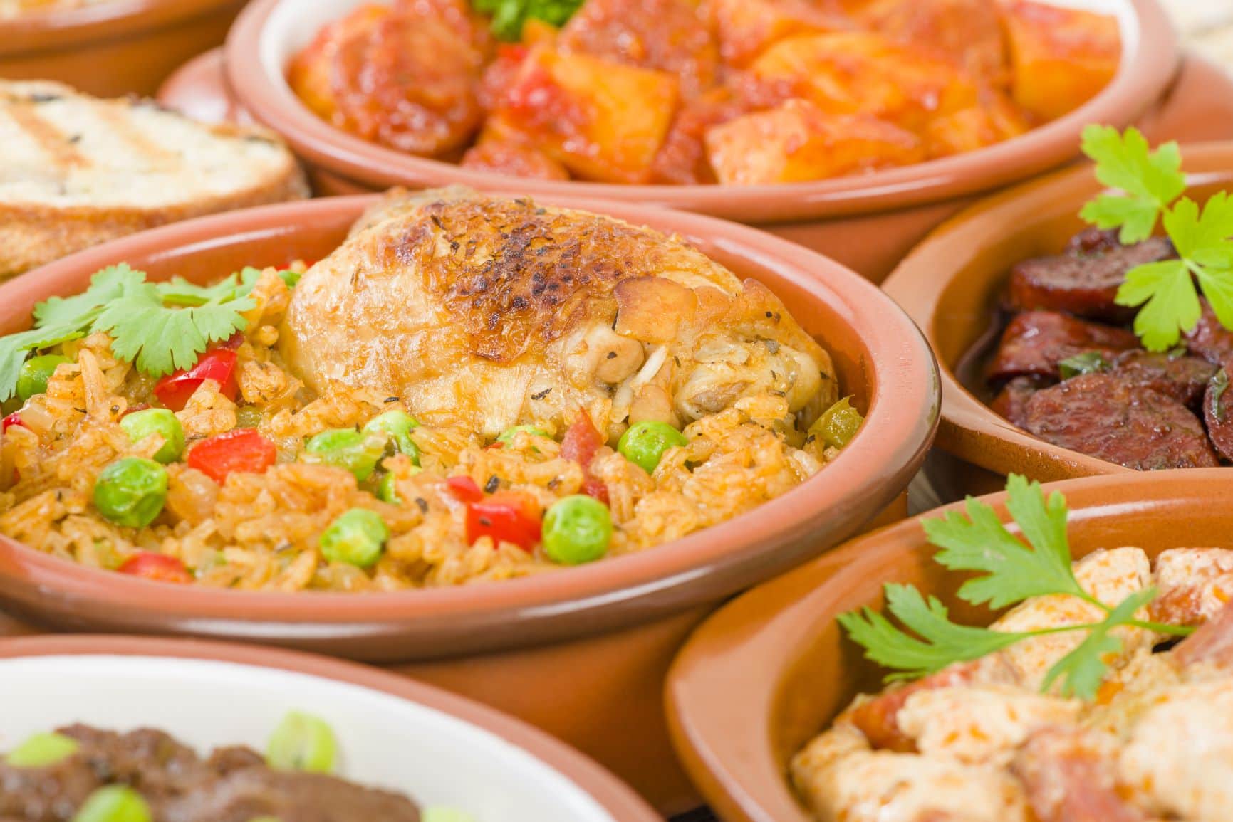 Kubanisches Essen in kleinen Schüsseln