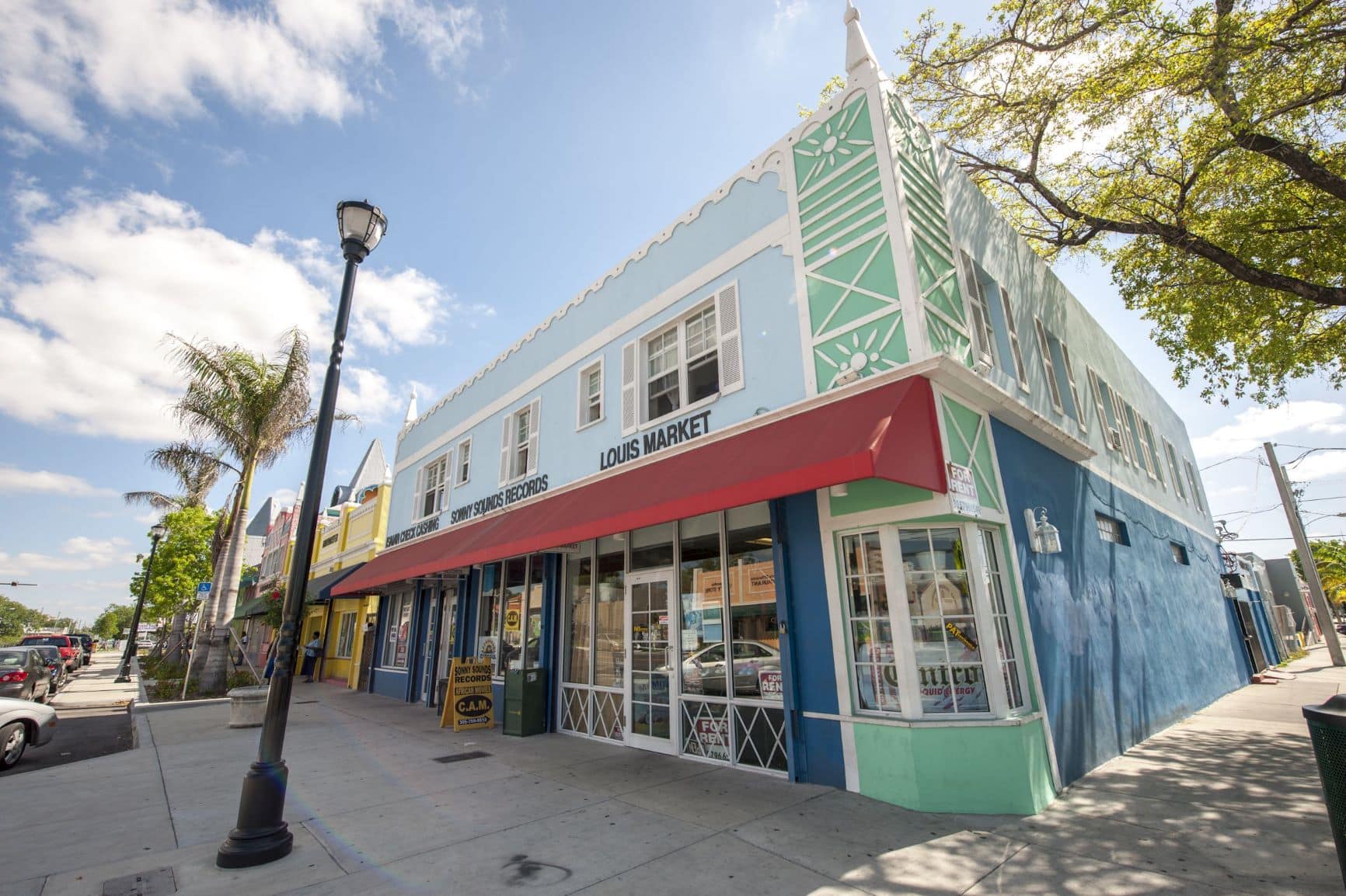 Sidewalk-Shopping in Little Haiti in Miami