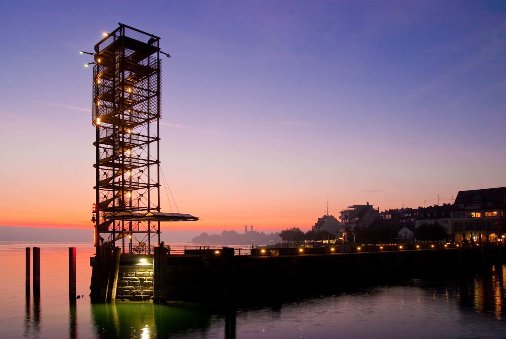 Moleturm in Friedrichshafen bei Nacht